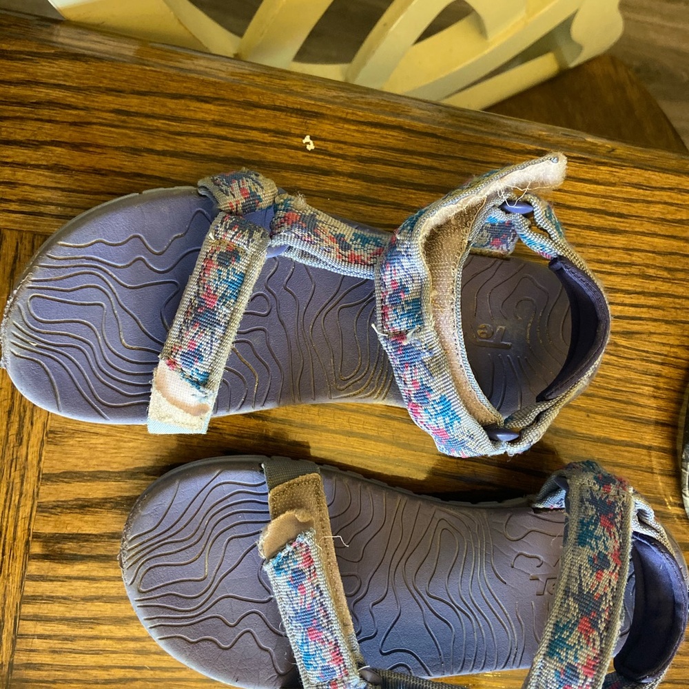 Kids teva size 4